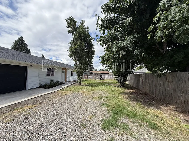 1246 Hughes St — Photo 24
