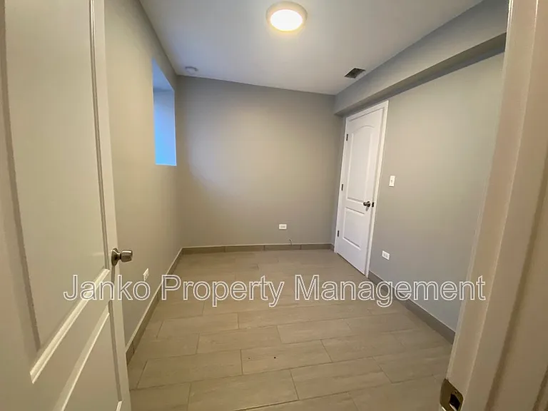 5700 S Wabash Ave — Photo 9
