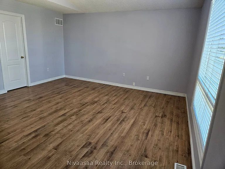 926 Ledbury Cres — Photo 14