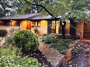 901 Ellynwood Dr, Glen Ellyn, IL 60137