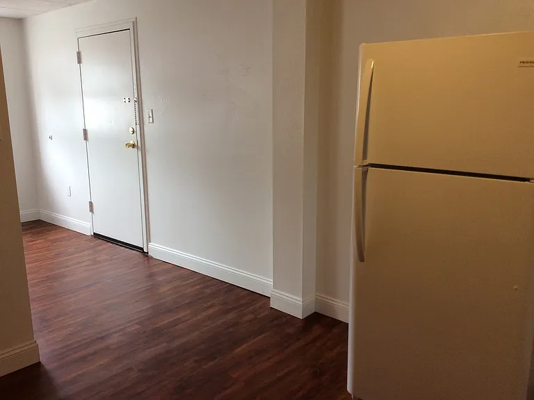 1040 W Princess St #5 — Photo 5