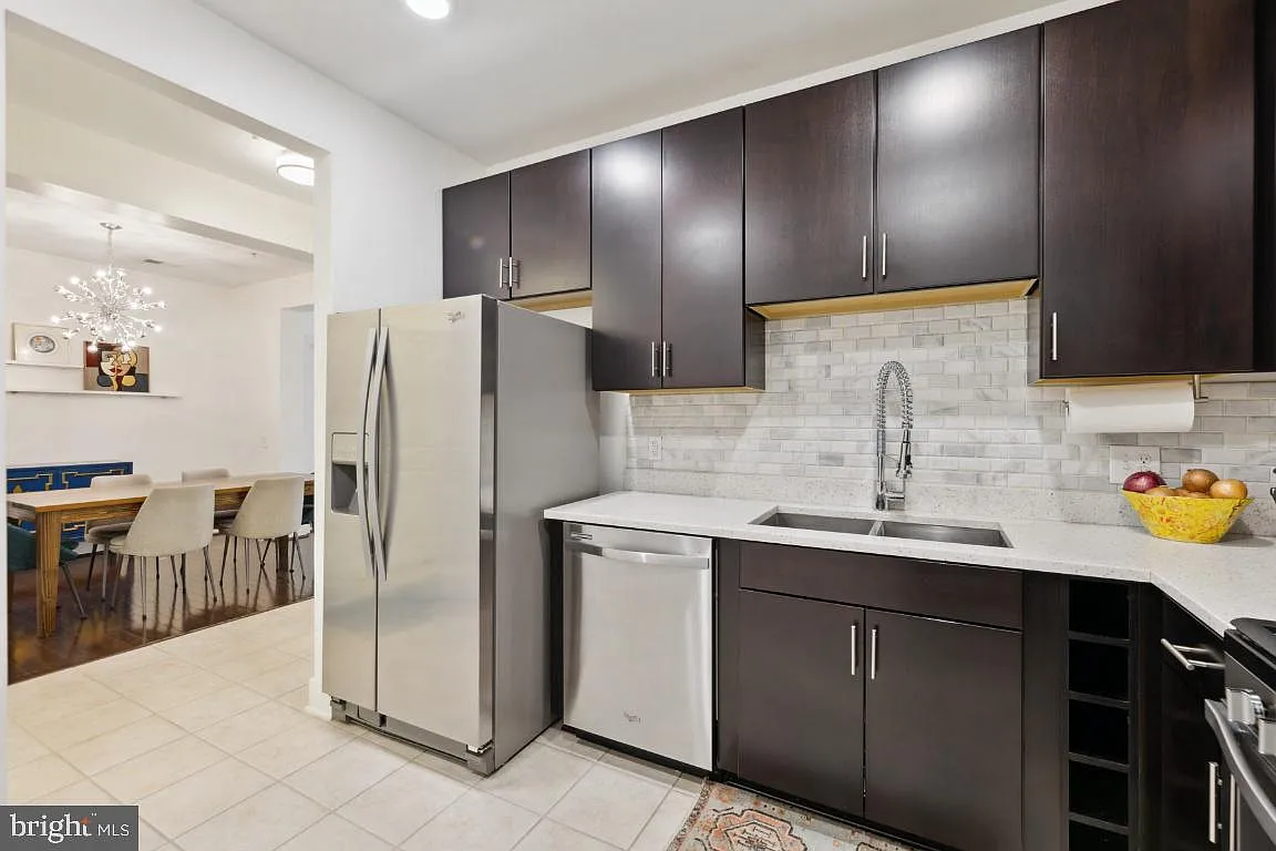 Building Photo - 9521 Bastille St #203