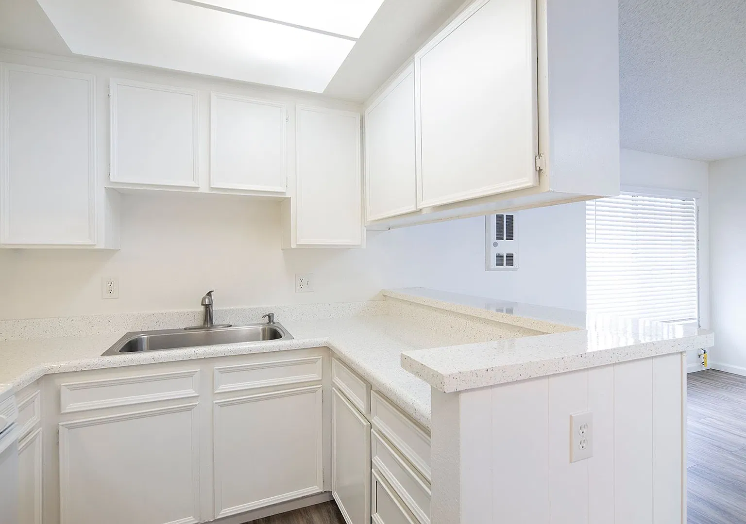 Stephanie Apartments — Photo 4