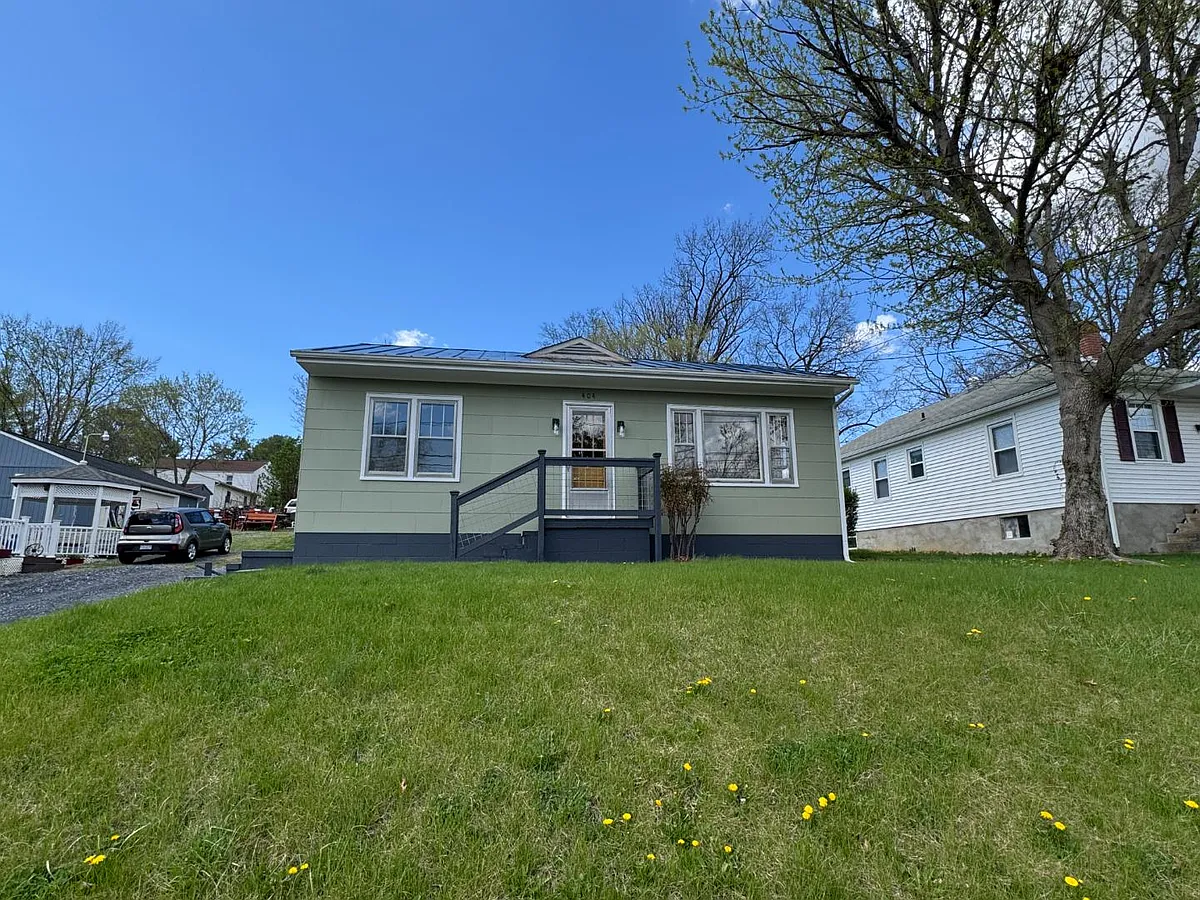 Property Photo - 404 Grubert Ave