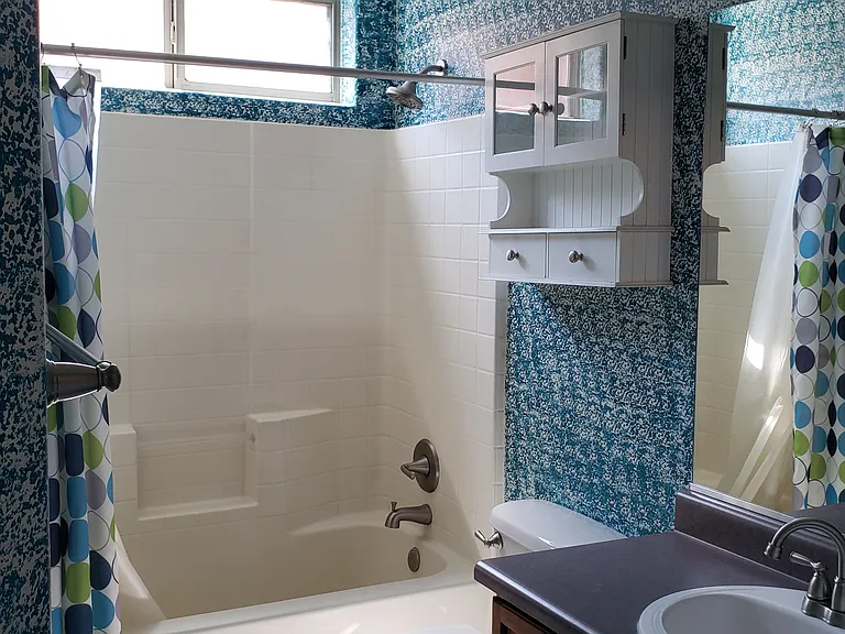 2 nd bath with tub