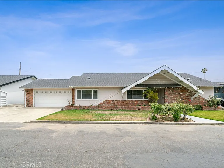 1019 E Walnut Ave — Photo 1