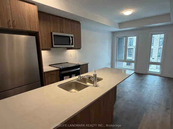 3 Bancroft Ln #205, Richmond Hill, ON L4E 1M1