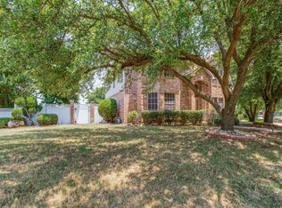 2756 Oak Hollow Dr, Grand Prairie, TX 75052