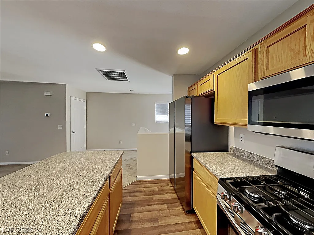3 bed, 3.0 bath, 1404 sqft, $2,000 — Photo 4