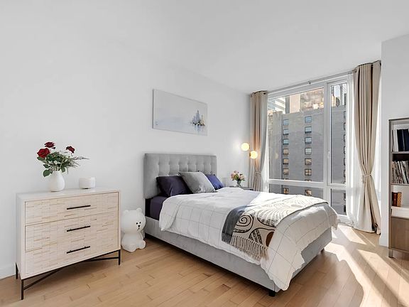 4th image of 247 W 46th St APT 1605