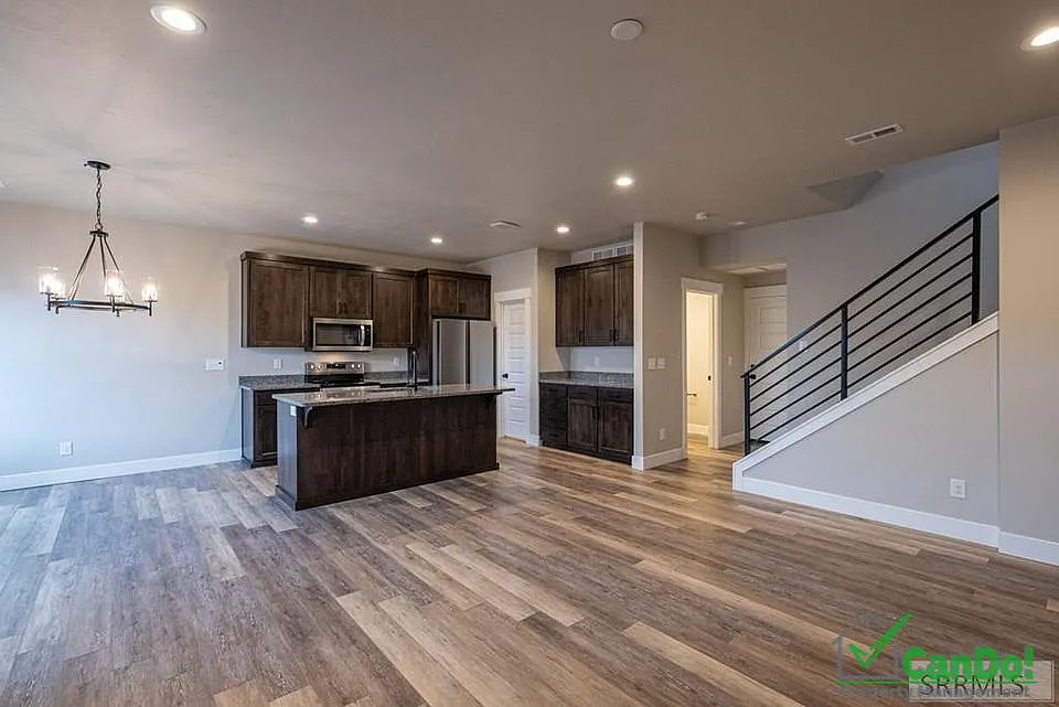 4 bed, 2.5 bath, 1776 sqft, $1,998 — Photo 2