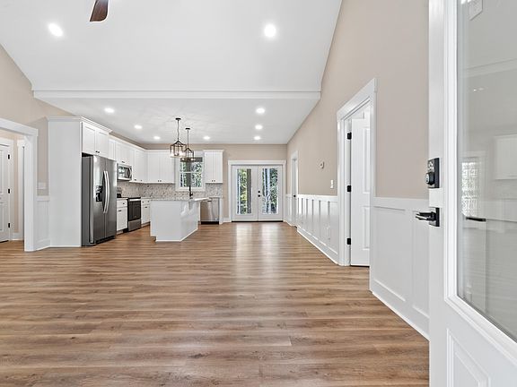 5th image of 294 Thomas Dr