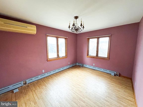 4th image of 220 W 5th St