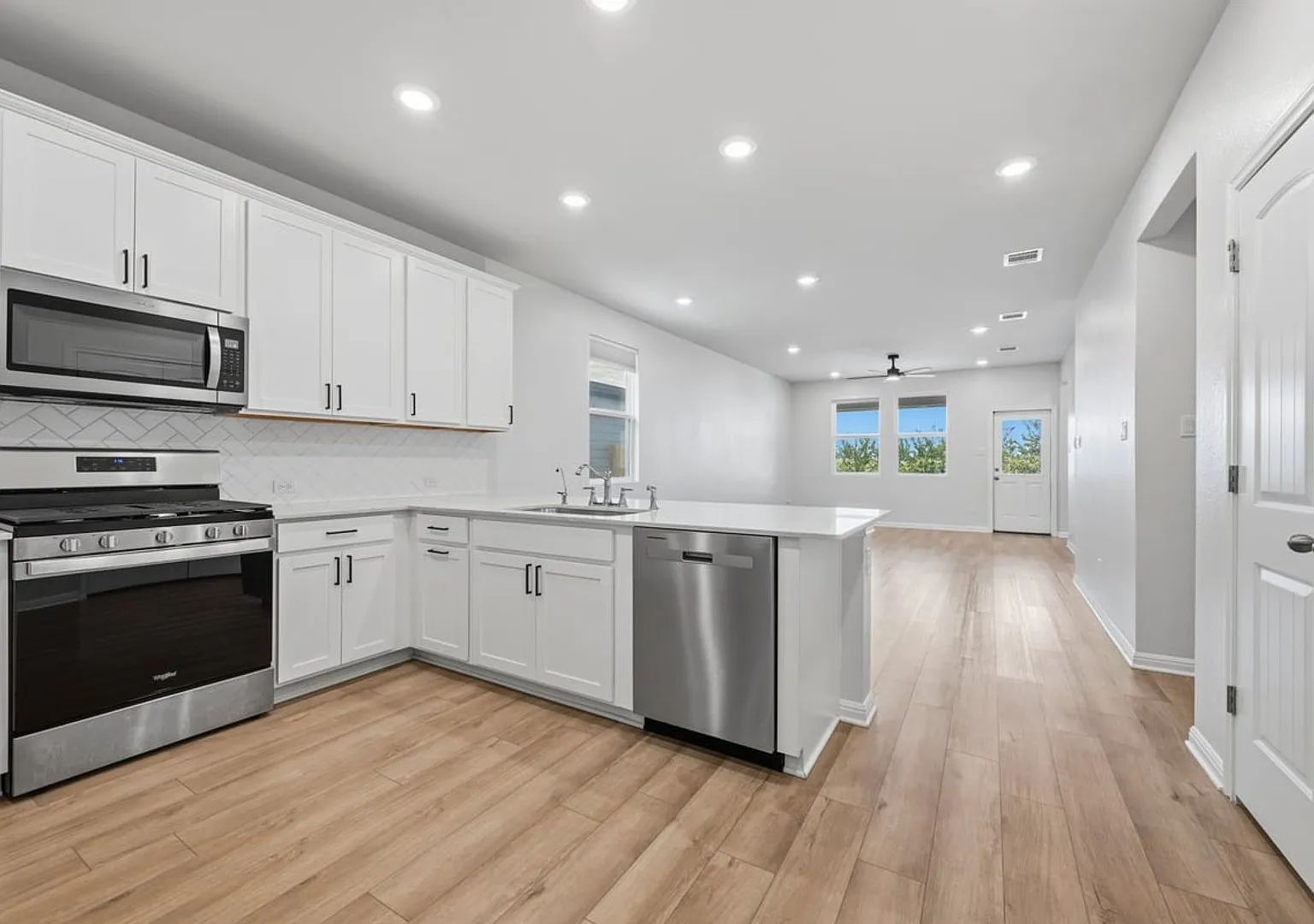 Space You'll Love. Location You'll Appreciate 4 bedroom -2 baths — Photo 2