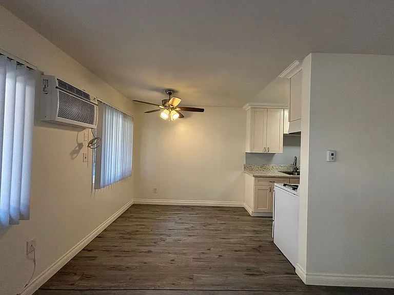 526 E Windsor Rd — Photo 6