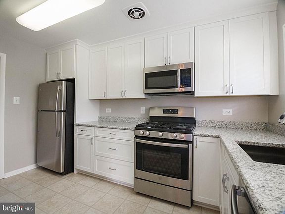 3rd image of 10655 Montrose Ave APT 101