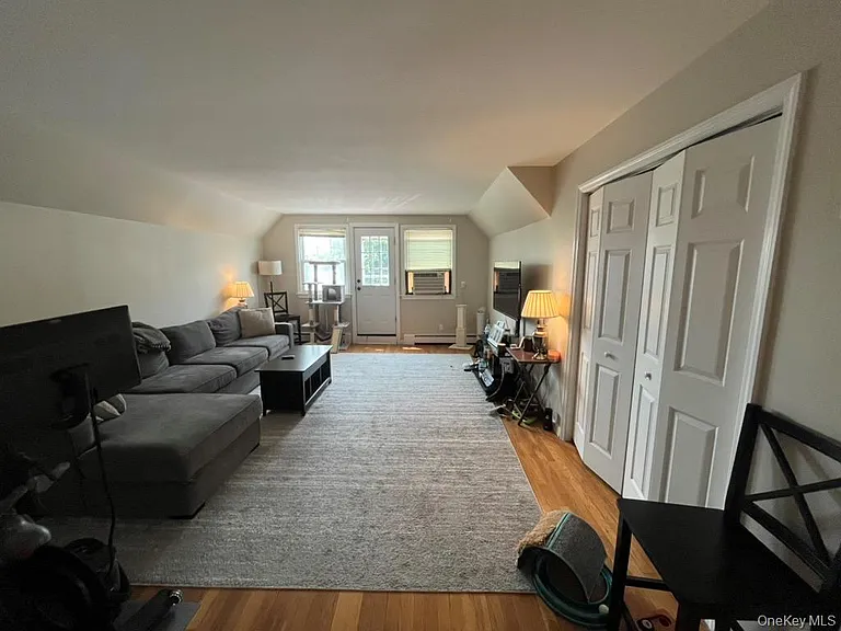 551 W Walnut St #UPPER — Photo 4