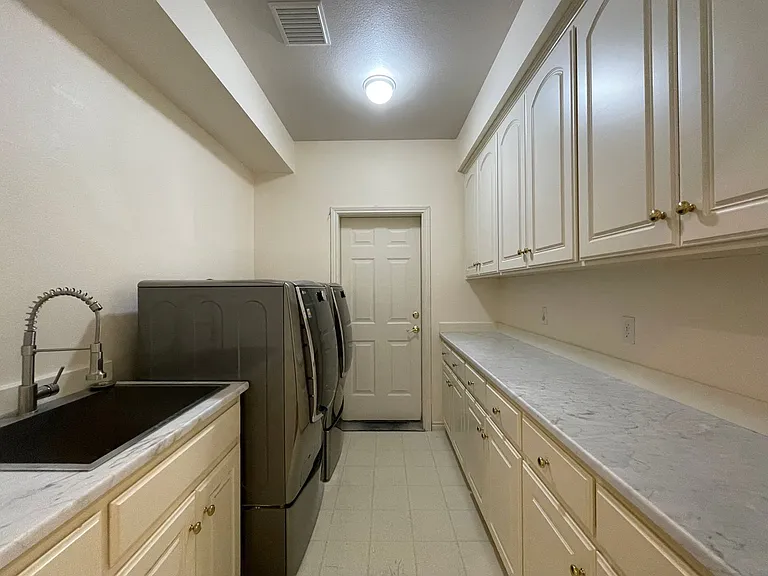 211 NW 110th Ave — Photo 36