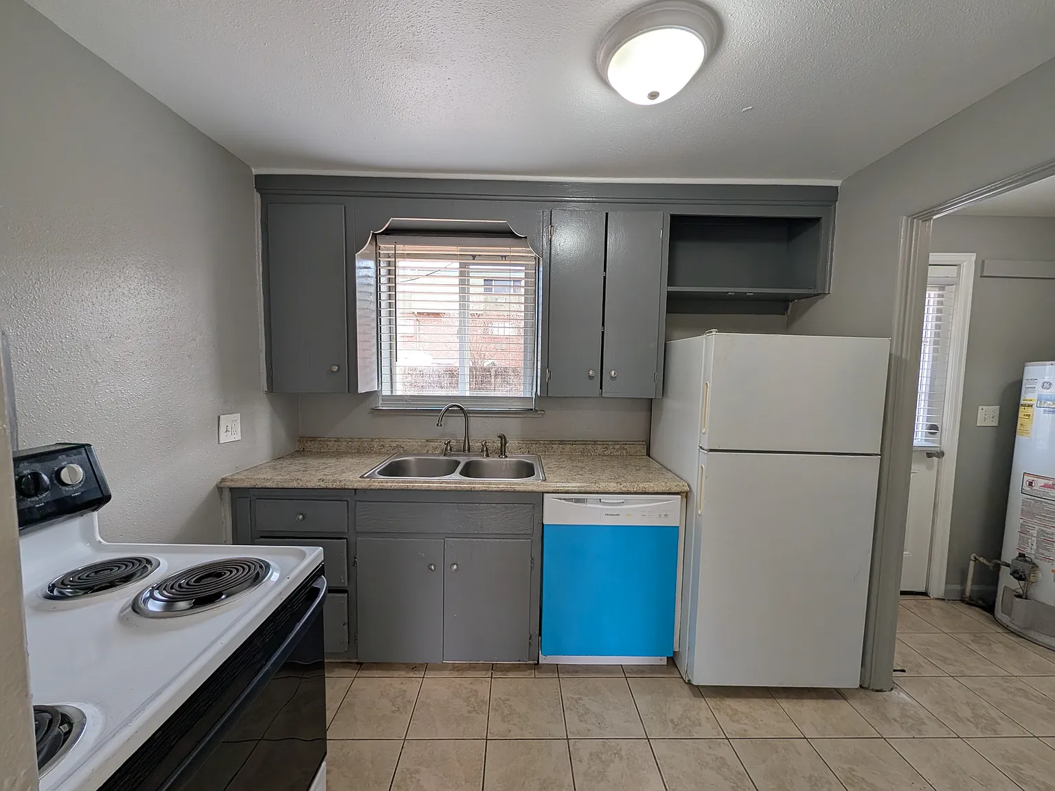 3 bed, 857 sqft, $1,950 — Photo 4