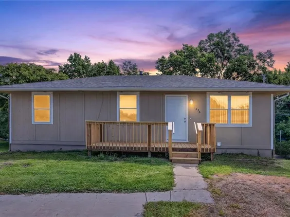 1226 W 3rd St, Edgerton, KS 66021