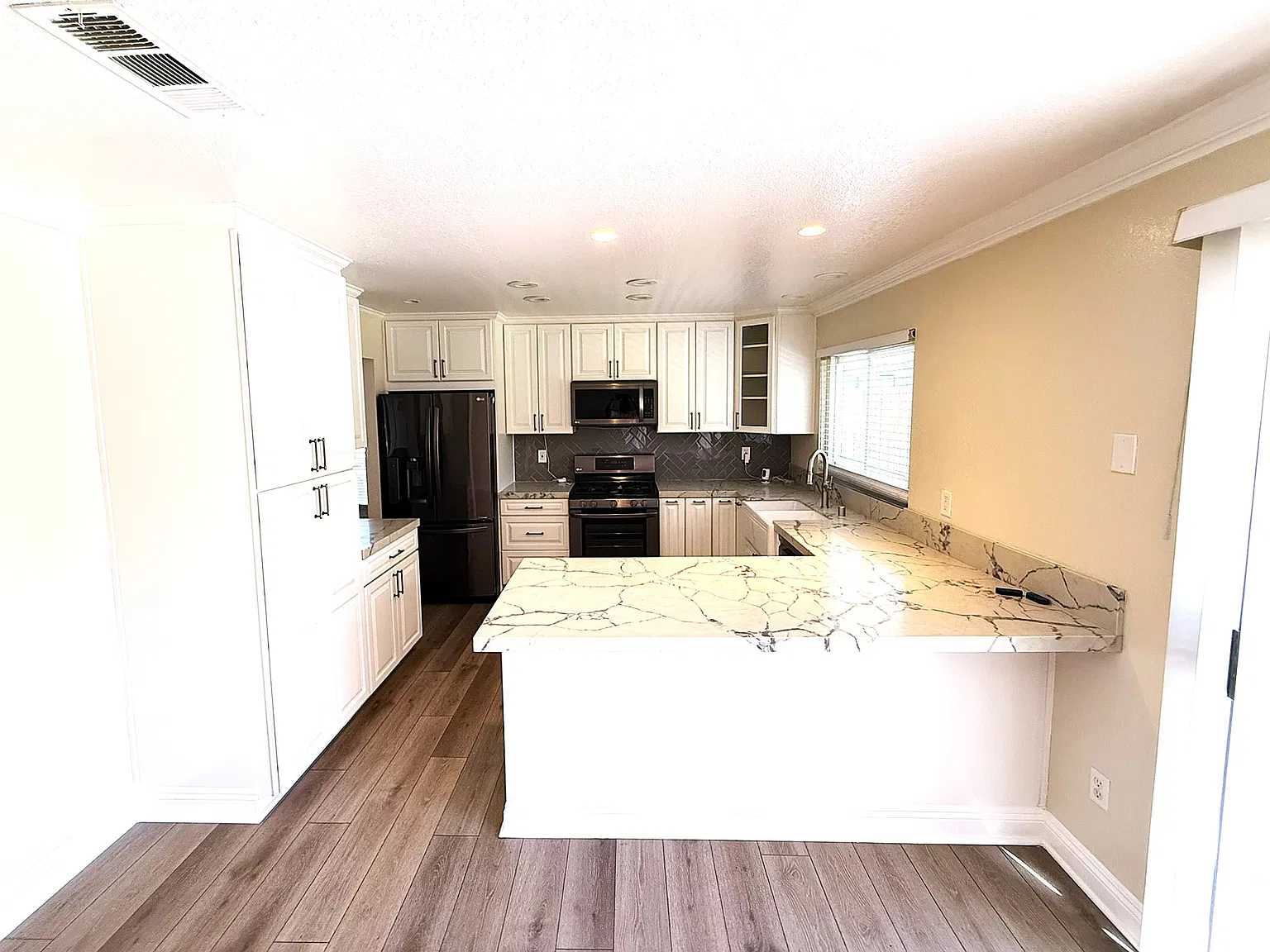 3 bed, 1263 sqft, $2,800 — Photo 3