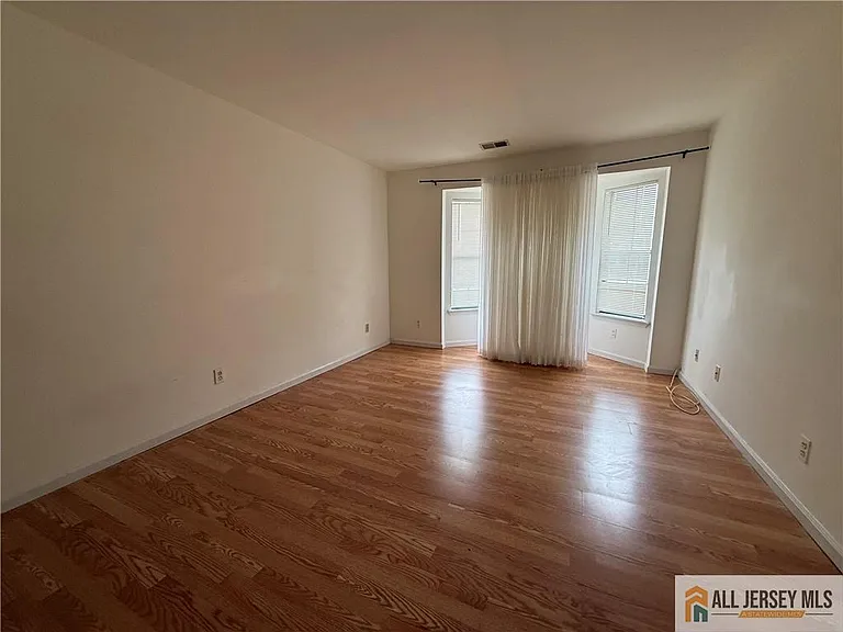 404 Carhart Ct — Photo 4
