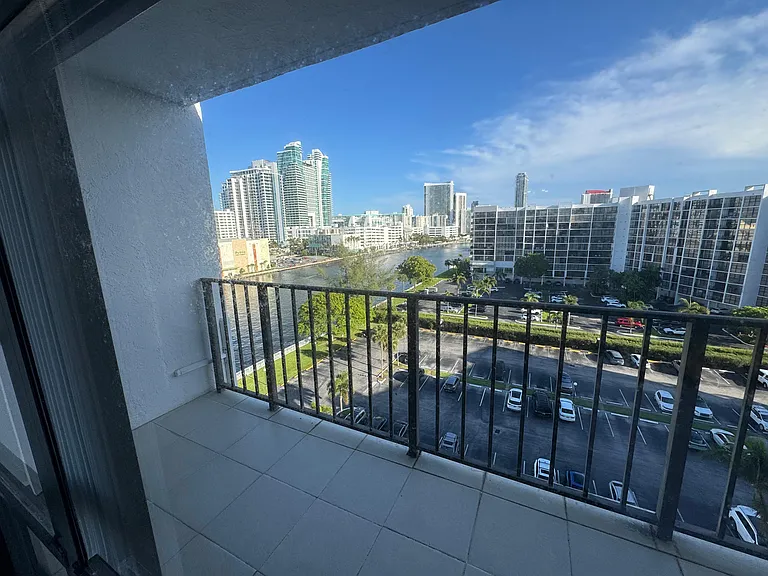 800 Parkview Dr #A1018 — Photo 28