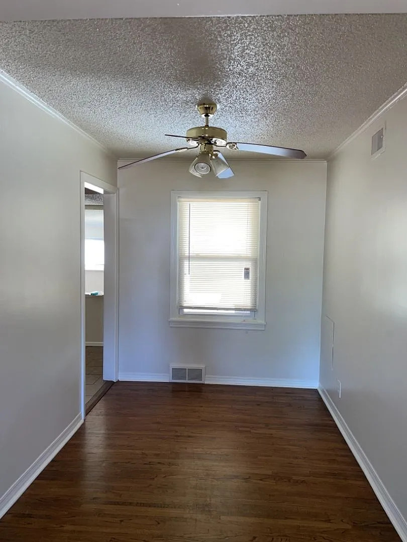 Charming 2-bedroom, 1-bath home in Tulsa with hardwood flooring and a spacious great room. — Photo 3
