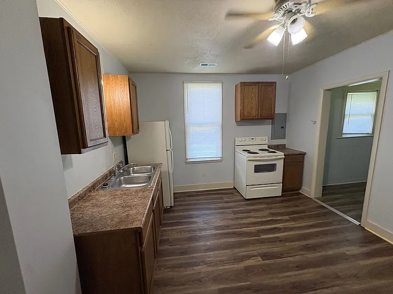 2054 N Rogers Ave — Photo 4