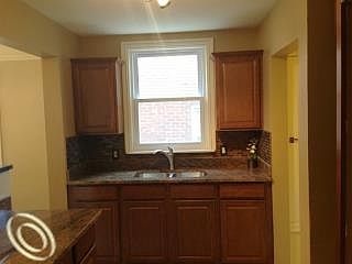 3rd image of 718 N Rosevere Ave