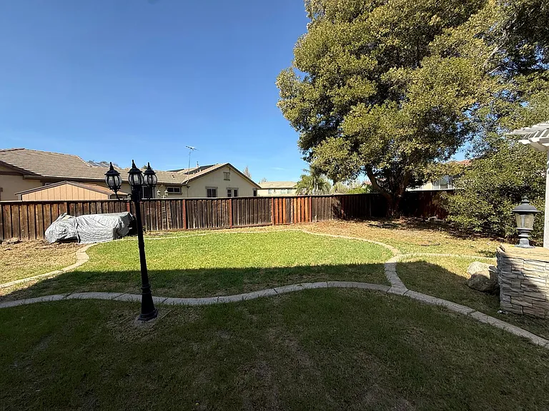 702 Samantha St — Photo 24