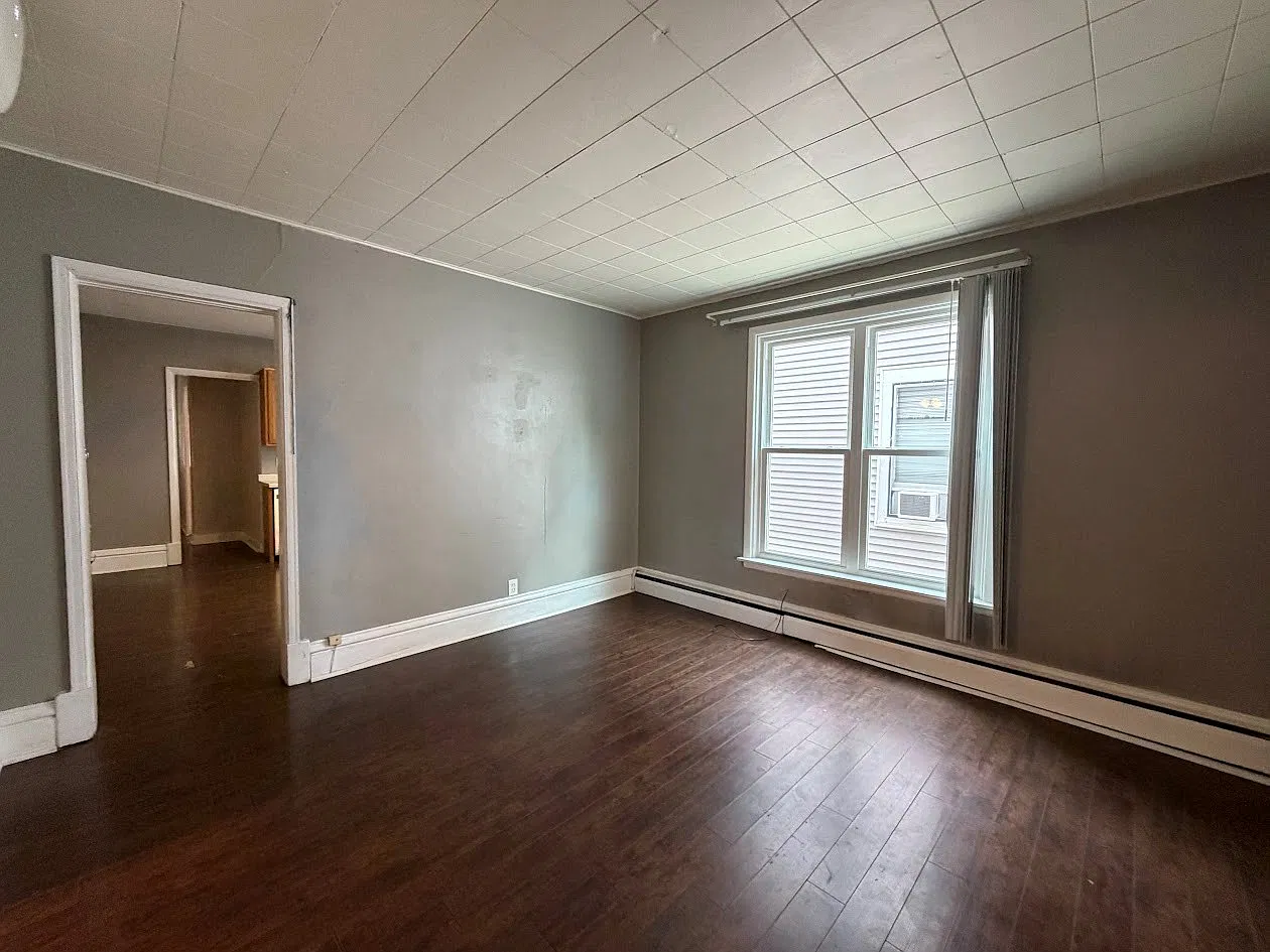 4 bed, 1.0 bath, 1300 sqft, $3,250 — Photo 4