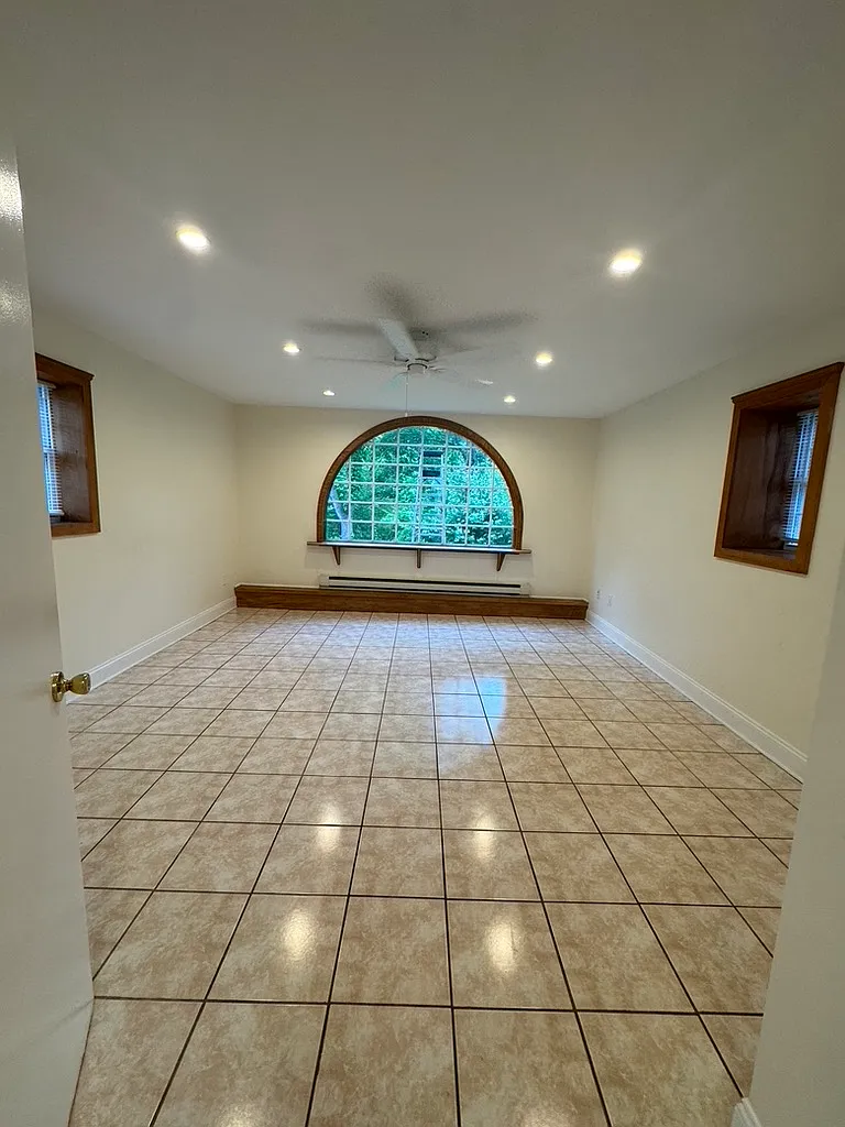 3 bed, 1000 sqft, $1,950 — Photo 1