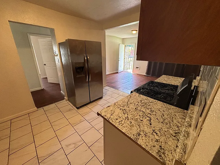 245 E Young Pl — Photo 25