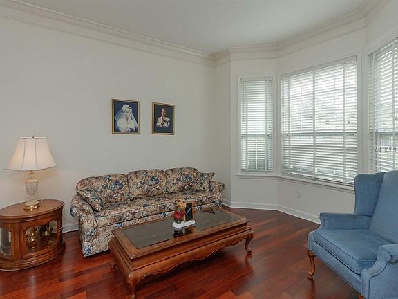 3rd image of 1450 Royal Cir