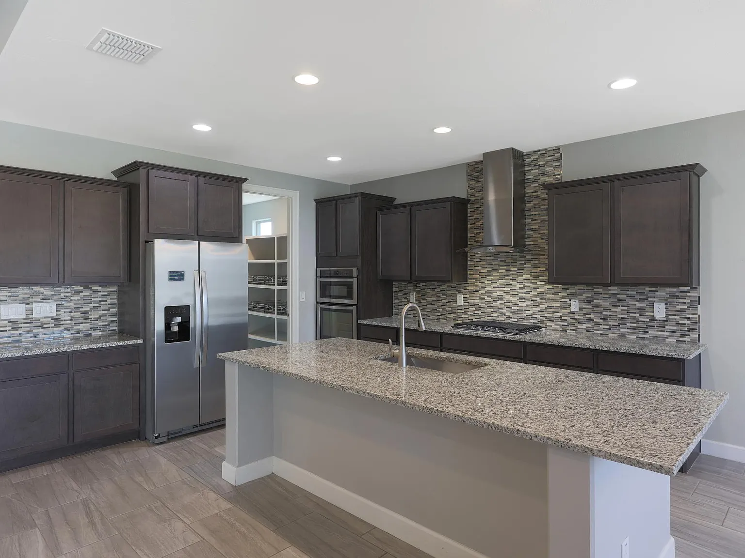 4 bed, 2.5 bath, 2470 sqft, $3,200 — Photo 4