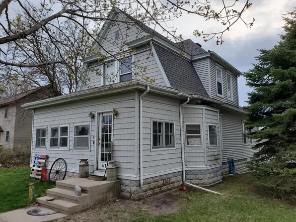 617 3rd Ave NE, Independence, IA 50644