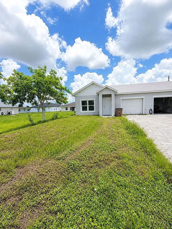 3 bed, 2.0 bath, 1293 sqft, $1,600 — Photo 2