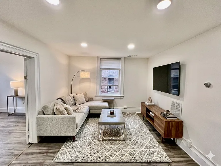 8 Seymour St #3 — Photo 1