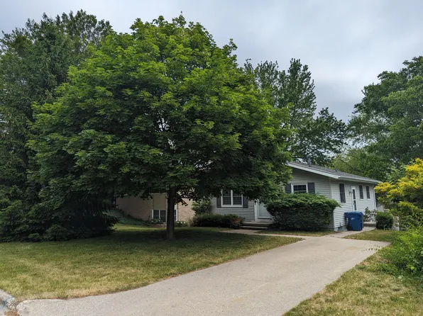 1024 N Robert St, Ludington, MI 49431