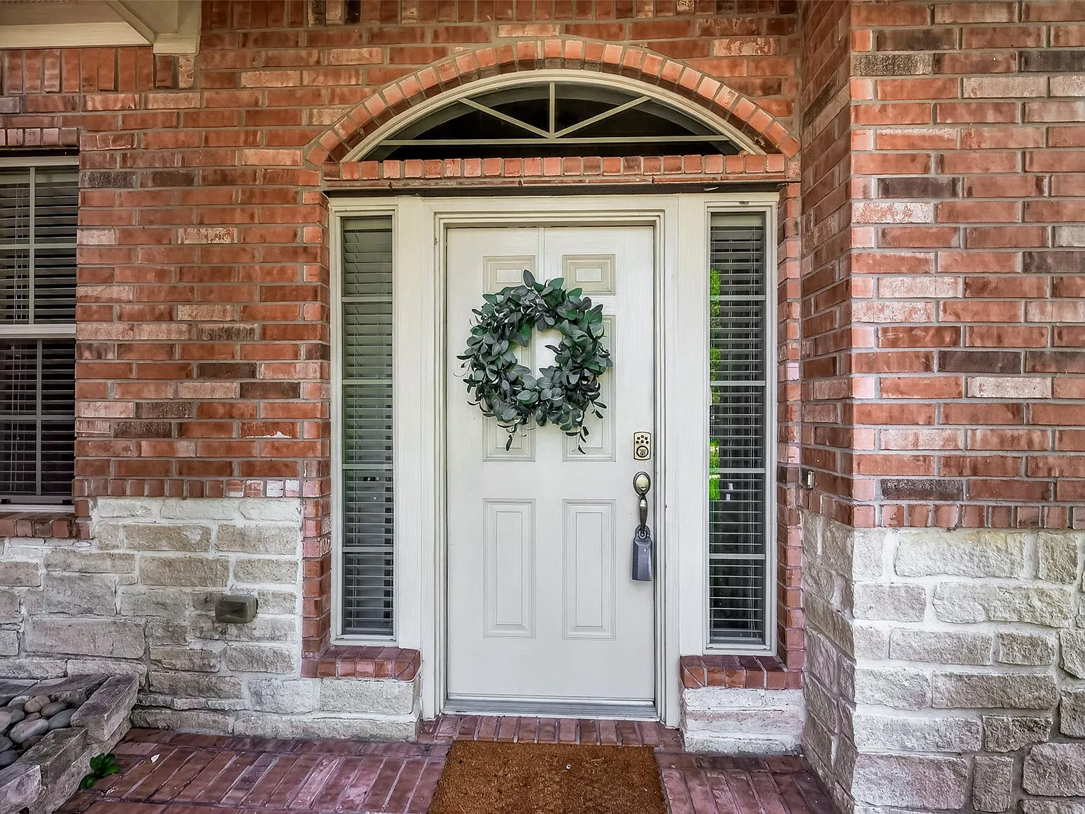 3 bed, 2.0 bath, 1898 sqft, $2,300 — Photo 2