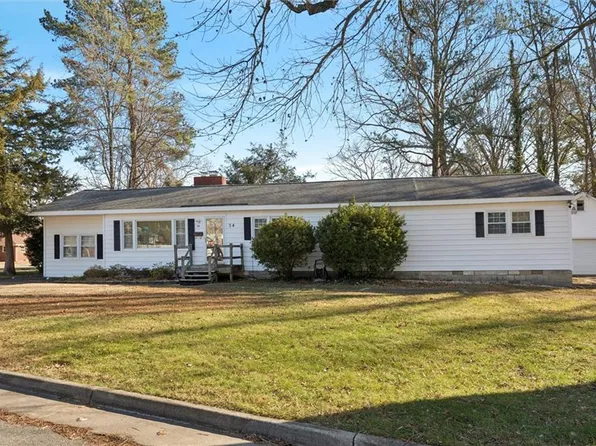 34 Meadow Creek Dr, Newport News, VA 23608