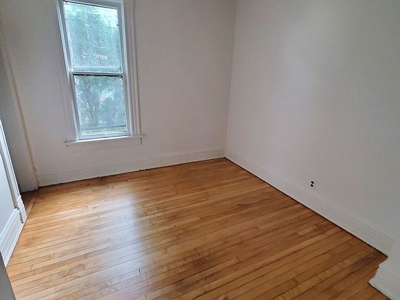 4th image of 922 E Main St