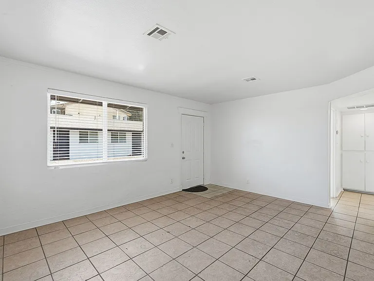 4329 N Longview Ave #10 — Photo 7