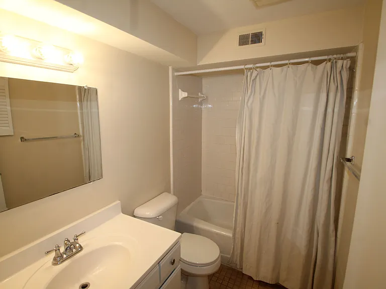 209 W Hall St #B — Photo 11