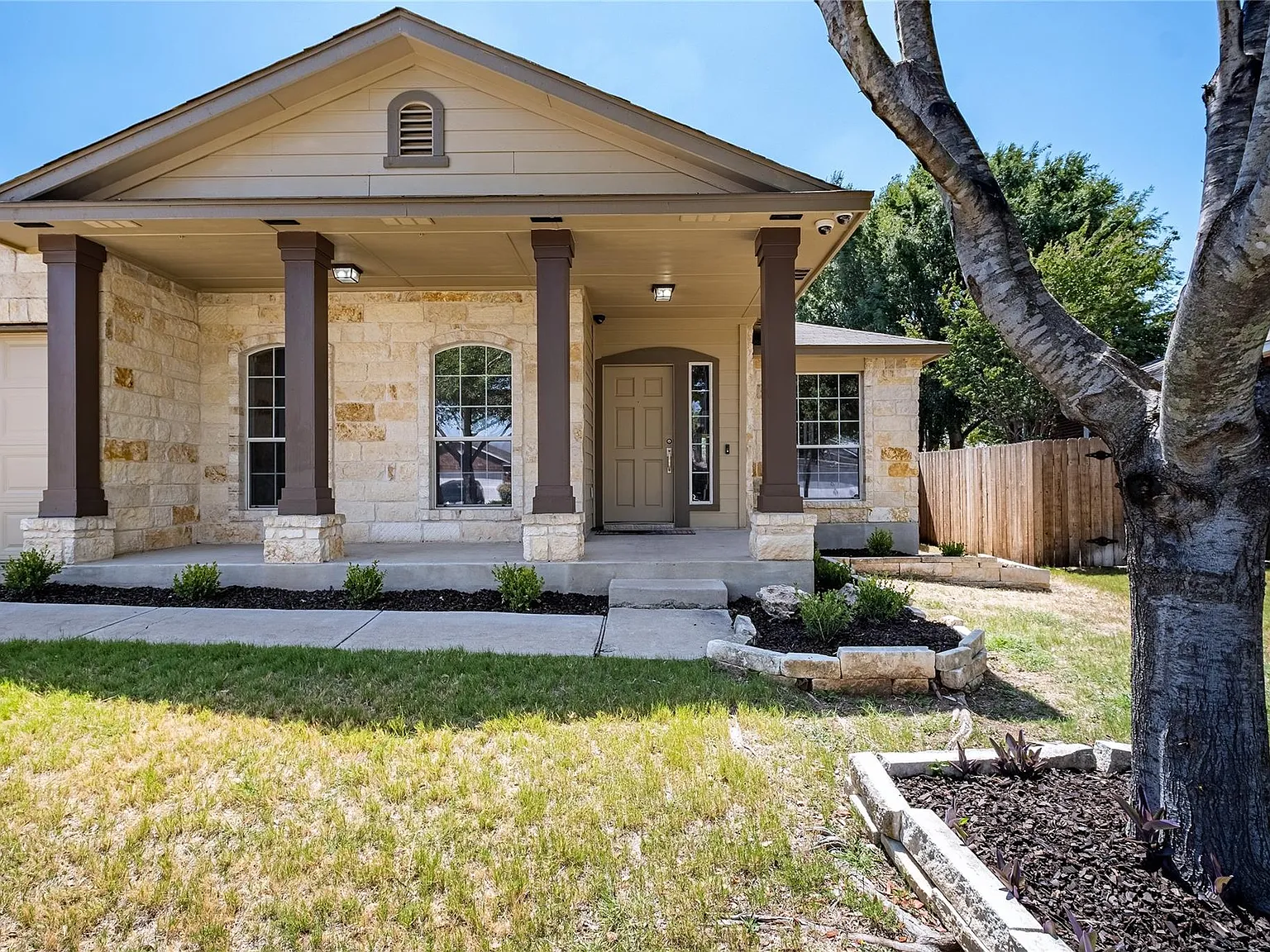 3 bed, 2.0 bath, 1885 sqft, $2,395 — Photo 3