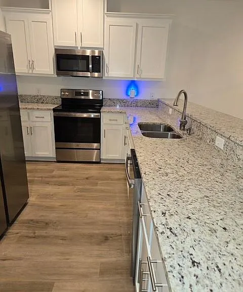 1056 Pinemont Dr — Photo 2