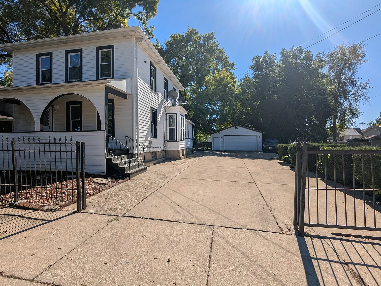 817 Front St — Photo 1