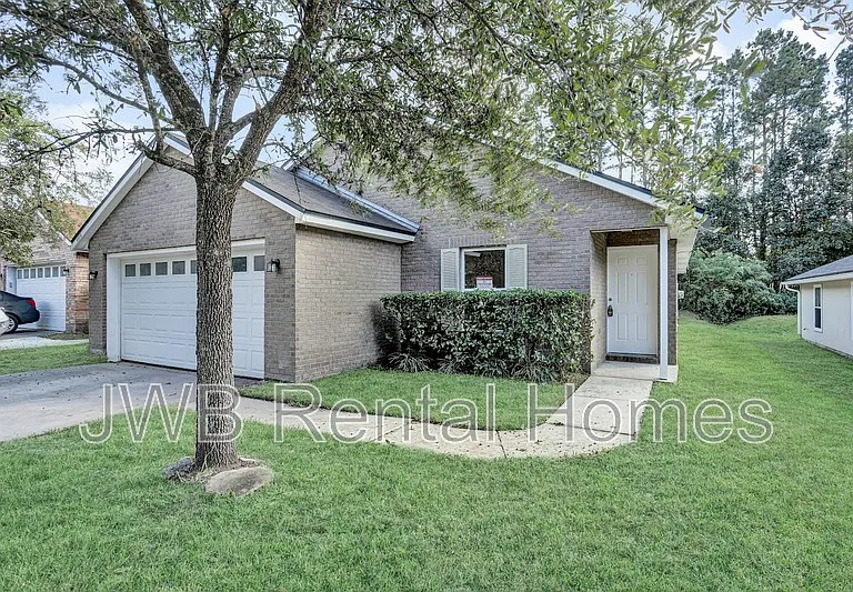 8518 Maple St — Photo 1