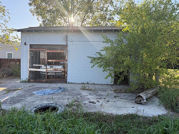 3rd image of 1619 S Presa St